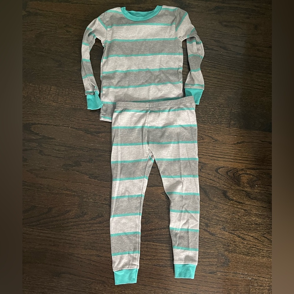 3T Carters Like New long sleeved jammies! Set of 2! - Picture 3 of 4